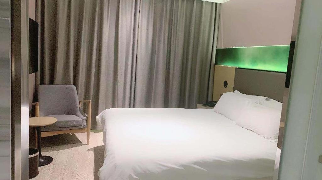 Hotel Hanting Premium East Nanjing Road 3*