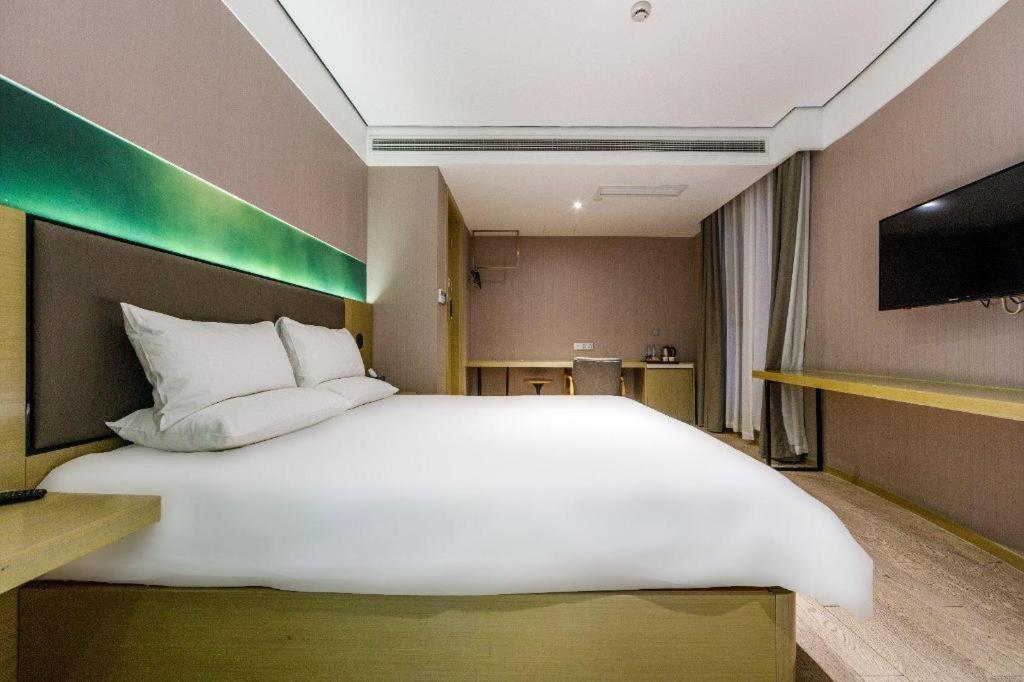 Hanting Premium East Nanjing Road Hotel 3*